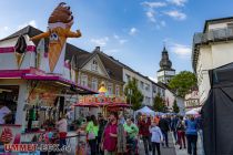 Niederste Straße Attendorn - Eis im Vordergrund, die Kirche in Attendorn im Hintergrund, aufgenommen am Stadtfest 2022. • © ummeteck.de - Silke Schön